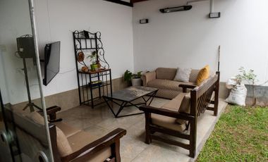 🏡 ¡HERMOSA CASA DE 3 PISOS EN SANTIAGO DE SURCO – EXCELENTE UBICACIÓN!   Vive en una zona tranquila y segura, cerca a parque y avenidas principales