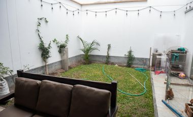 🏡 ¡HERMOSA CASA DE 3 PISOS EN SANTIAGO DE SURCO – EXCELENTE UBICACIÓN!   Vive en una zona tranquila y segura, cerca a parque y avenidas principales