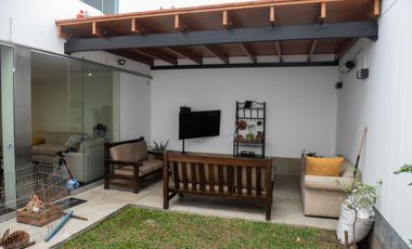 🏡 ¡HERMOSA CASA DE 3 PISOS EN SANTIAGO DE SURCO – EXCELENTE UBICACIÓN!   Vive en una zona tranquila y segura, cerca a parque y avenidas principales