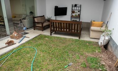🏡 ¡HERMOSA CASA DE 3 PISOS EN SANTIAGO DE SURCO – EXCELENTE UBICACIÓN!   Vive en una zona tranquila y segura, cerca a parque y avenidas principales