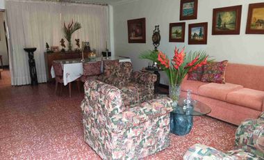 Vendo  Bucaramanga  Barrio el Prado exelente ubicación  Amplia casa   230 metros construidos 8 x26 fondo.