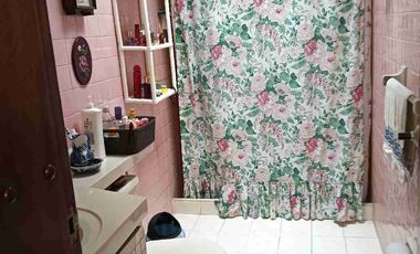 Vendo  Bucaramanga  Barrio el Prado exelente ubicación  Amplia casa   230 metros construidos 8 x26 fondo.