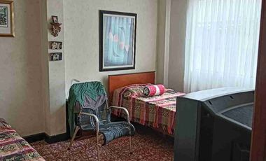 Vendo  Bucaramanga  Barrio el Prado exelente ubicación  Amplia casa   230 metros construidos 8 x26 fondo.