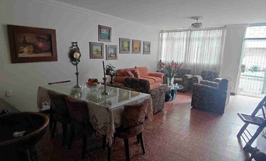 Vendo  Bucaramanga  Barrio el Prado exelente ubicación  Amplia casa   230 metros construidos 8 x26 fondo.