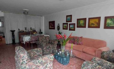 Vendo  Bucaramanga  Barrio el Prado exelente ubicación  Amplia casa   230 metros construidos 8 x26 fondo.