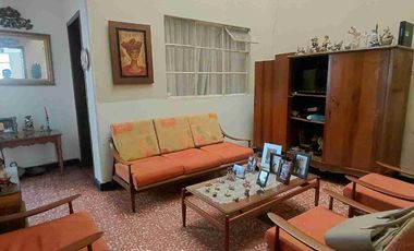 Vendo  Bucaramanga  Barrio el Prado exelente ubicación  Amplia casa   230 metros construidos 8 x26 fondo.