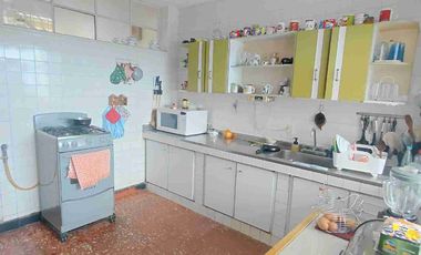 Vendo  Bucaramanga  Barrio el Prado exelente ubicación  Amplia casa   230 metros construidos 8 x26 fondo.