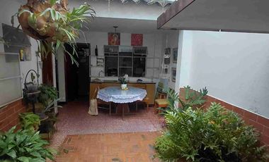 Vendo  Bucaramanga  Barrio el Prado exelente ubicación  Amplia casa   230 metros construidos 8 x26 fondo.