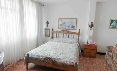 Vendo  Bucaramanga  Barrio el Prado exelente ubicación  Amplia casa   230 metros construidos 8 x26 fondo.