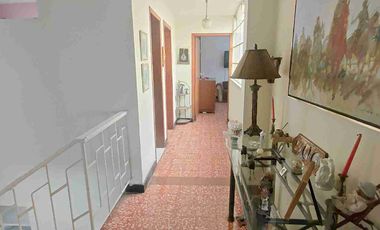 Vendo  Bucaramanga  Barrio el Prado exelente ubicación  Amplia casa   230 metros construidos 8 x26 fondo.