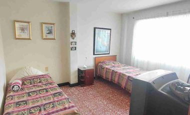 Vendo  Bucaramanga  Barrio el Prado exelente ubicación  Amplia casa   230 metros construidos 8 x26 fondo.