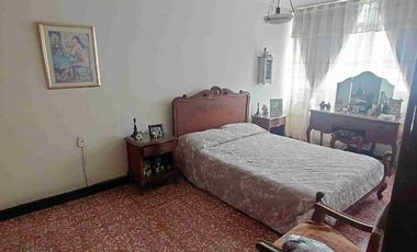 Vendo  Bucaramanga  Barrio el Prado exelente ubicación  Amplia casa   230 metros construidos 8 x26 fondo.