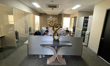 Gedung 3 Lantai Hadap Timur Pinggir Jalan Raya Anggrek Loka