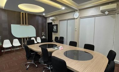 Gedung 3 Lantai Hadap Timur Pinggir Jalan Raya Anggrek Loka