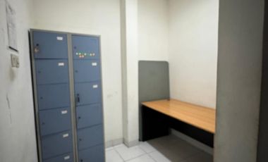 Gedung 3 Lantai Hadap Timur Pinggir Jalan Raya Anggrek Loka