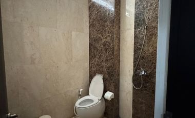 Gedung 3 Lantai Hadap Timur Pinggir Jalan Raya Anggrek Loka