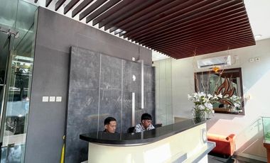 Gedung 3 Lantai Hadap Timur Pinggir Jalan Raya Anggrek Loka