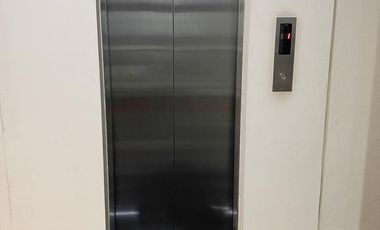 Gedung 3 Lantai Hadap Timur Pinggir Jalan Raya Anggrek Loka