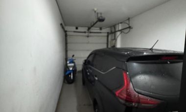 Gedung 3 Lantai Hadap Timur Pinggir Jalan Raya Anggrek Loka