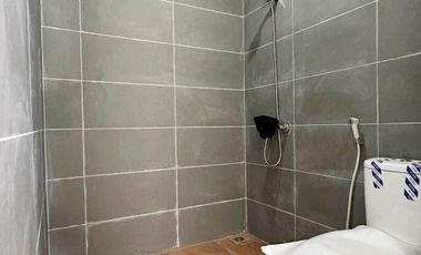 DIJUAL CEPAT RUMAH GAYA MODERN DI CIPAYUNG CIPUTAT DALAM KOMPLEK BESAR