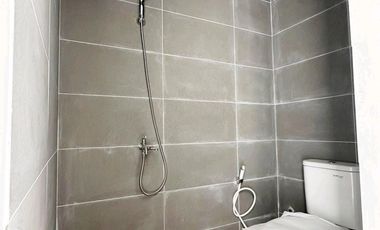 DIJUAL CEPAT RUMAH GAYA MODERN DI CIPAYUNG CIPUTAT DALAM KOMPLEK BESAR