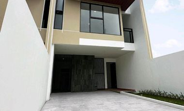 DIJUAL CEPAT RUMAH GAYA MODERN DI CIPAYUNG CIPUTAT DALAM KOMPLEK BESAR