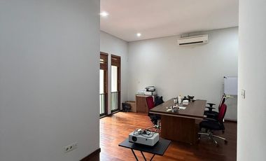 RUMAH MODERN SIAP HUNI KEBAYORAN BARU JALAN LEBAR DALAM KOMPLEK DEKAT SENAYAN, PAKUBUWONO, DAN SUDIRMAN