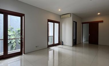 RUMAH MODERN SIAP HUNI KEBAYORAN BARU JALAN LEBAR DALAM KOMPLEK DEKAT SENAYAN, PAKUBUWONO, DAN SUDIRMAN