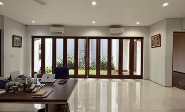 RUMAH MODERN SIAP HUNI KEBAYORAN BARU JALAN LEBAR DALAM KOMPLEK DEKAT SENAYAN, PAKUBUWONO, DAN SUDIRMAN