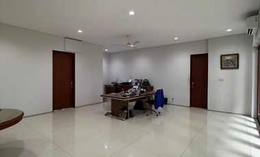 RUMAH MODERN SIAP HUNI KEBAYORAN BARU JALAN LEBAR DALAM KOMPLEK DEKAT SENAYAN, PAKUBUWONO, DAN SUDIRMAN