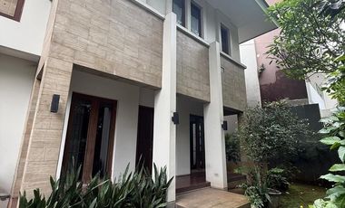 RUMAH MODERN SIAP HUNI KEBAYORAN BARU JALAN LEBAR DALAM KOMPLEK DEKAT SENAYAN, PAKUBUWONO, DAN SUDIRMAN