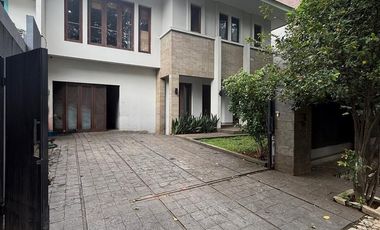 RUMAH MODERN SIAP HUNI KEBAYORAN BARU JALAN LEBAR DALAM KOMPLEK DEKAT SENAYAN, PAKUBUWONO, DAN SUDIRMAN