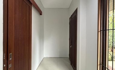 RUMAH MODERN SIAP HUNI KEBAYORAN BARU JALAN LEBAR DALAM KOMPLEK DEKAT SENAYAN, PAKUBUWONO, DAN SUDIRMAN