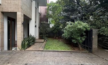 RUMAH MODERN SIAP HUNI KEBAYORAN BARU JALAN LEBAR DALAM KOMPLEK DEKAT SENAYAN, PAKUBUWONO, DAN SUDIRMAN