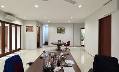 RUMAH MODERN SIAP HUNI KEBAYORAN BARU JALAN LEBAR DALAM KOMPLEK DEKAT SENAYAN, PAKUBUWONO, DAN SUDIRMAN