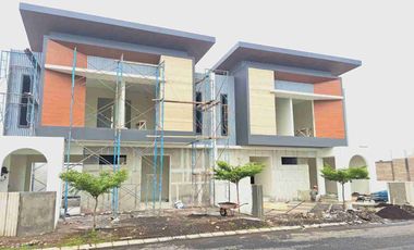 Dijual Rumah Lengkap Private Pool Dekat Exit Tol Waru Selatan Surabaya