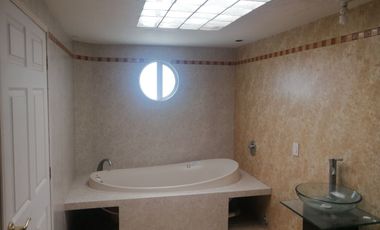 CASA MUY AMPLIA , MUY ILUMINADA, UBICACIÓN PREFERENCIAL