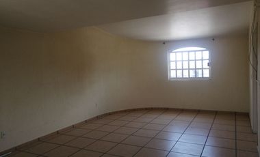 CASA MUY AMPLIA , MUY ILUMINADA, UBICACIÓN PREFERENCIAL