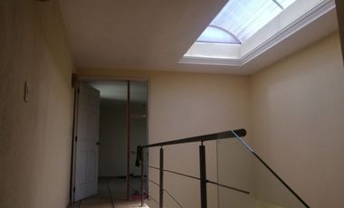 CASA MUY AMPLIA , MUY ILUMINADA, UBICACIÓN PREFERENCIAL