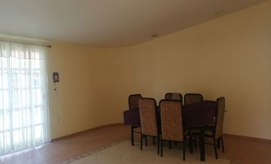 CASA MUY AMPLIA , MUY ILUMINADA, UBICACIÓN PREFERENCIAL