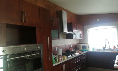 CASA MUY AMPLIA , MUY ILUMINADA, UBICACIÓN PREFERENCIAL