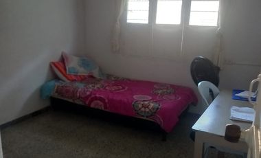 VENDO CASA CON APARTAMENTO EN BARRIO BOSTON AREA DE 300MTS 4 ALCOBAS ENREJADA