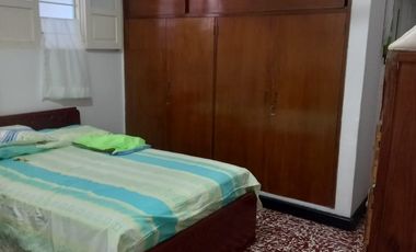 VENDO CASA CON APARTAMENTO EN BARRIO BOSTON AREA DE 300MTS 4 ALCOBAS ENREJADA