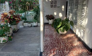 VENDO CASA CON APARTAMENTO EN BARRIO BOSTON AREA DE 300MTS 4 ALCOBAS ENREJADA