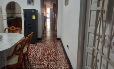 VENDO CASA CON APARTAMENTO EN BARRIO BOSTON AREA DE 300MTS 4 ALCOBAS ENREJADA