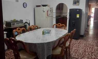 VENDO CASA CON APARTAMENTO EN BARRIO BOSTON AREA DE 300MTS 4 ALCOBAS ENREJADA