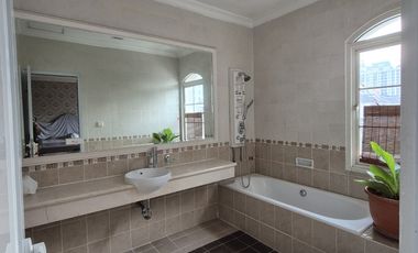 Termurah ! Turun Harga Rumah Anti Banjir Kawasan Elite Diatas Mall Luas 220 M2 di The Villas Moi