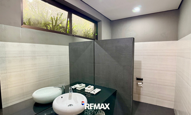 Modern 5BR House with Pool & Garden – Dasmariñas Village, Makati