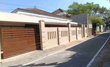 Rumah Luas Terawat Dekat Jl.Raya Karangasem Solo