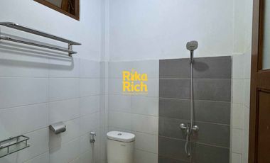 Guesthouse atau Rumah Megah dan Penginapan Tanah Luas Bangunan Kokoh ada Kolam Renang di Jogja Utara dekat Hotel Hyatt Palagan Jogja